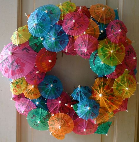 37 Awesome DIY Summer Projects - Paper Umbrella Wreath Cocktail Umbrella Wreath, Umbrella Wreath, Cocktail Umbrellas, Summer Diy Projects, Diy Summer Crafts, Hawaiian Christmas, Pinterest Crafts, Paper Umbrellas, Luau Birthday