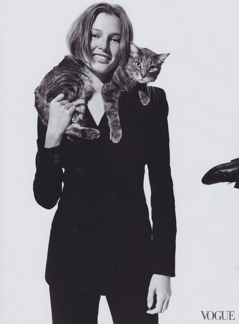 Celebrities With Cats, Bridget Hall, Animal Photoshoot, Arthur Elgort, Vogue Photo, Fashion 90s, Cat Pose, Vogue Us, 90's Fashion