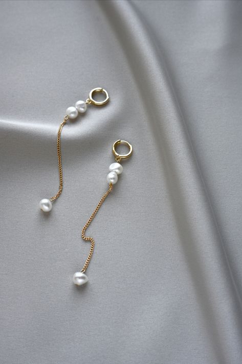 Handmade elegan eaarrings assembled with freshwater pearls and goldplated fittings. Jewel Design, Hoop Drop Earrings, Leather Jewellery, Stylish Earrings, Pearl Leather, Minimal Jewelry, Stylish Earring, Jewelry Photography, Jewelry Inspo