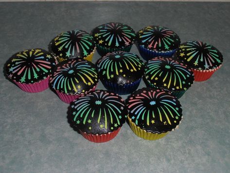 Bonfire Night Cupcake Ideas, Firework Cake Ideas, Firework Cupcakes, Bonfire Snacks, Firework Cake, Fireworks Cake, Fire Night, Bon Fire, Black Fondant