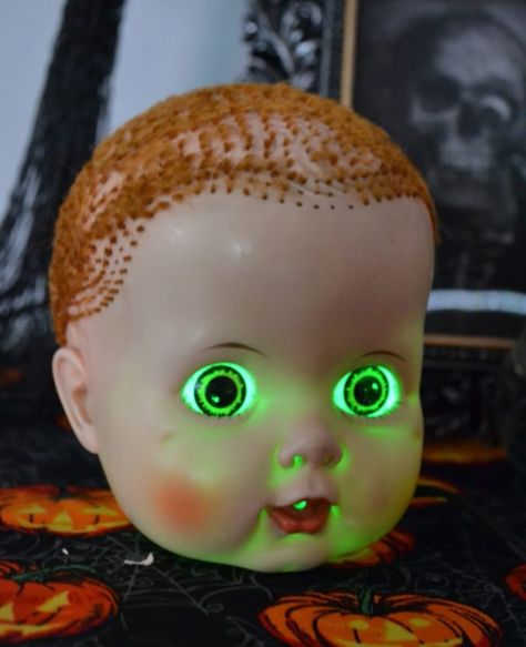 How To Make Creepy Dolls Halloween, Doll Head Crafts, Doll Head Halloween, Diy Halloween Doll, Chaotic Duo, Barbie Doll Head, Creepy Doll Halloween, Creepy Baby Dolls, Scary Creepypasta