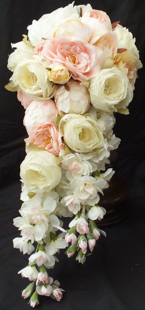 Mica Design, Bouquet With Roses, Teardrop Bouquet, Cascading Bouquet, Glamour Wedding, Cascading Wedding Bouquets, Peony Bouquet Wedding, Roses Peonies, Boda Mexicana