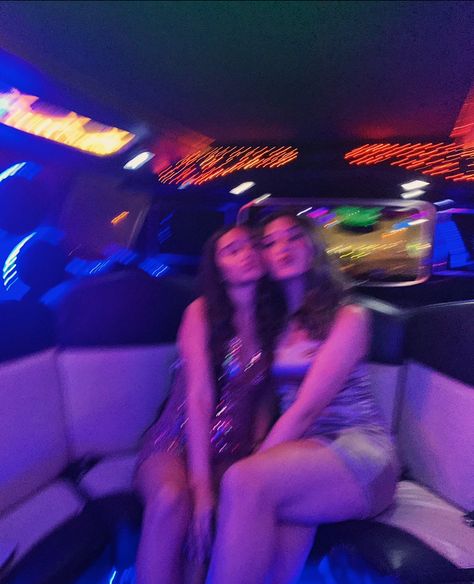 Party Bus Sweet 16, Limo Party Aesthetic, Party Bus Photoshoot, Party Bus Pictures, Sweet Sixteen Picture Ideas, Limo Birthday Party Ideas, Party Poses Night, Limo Pictures, Sweet 16 Inspo Party