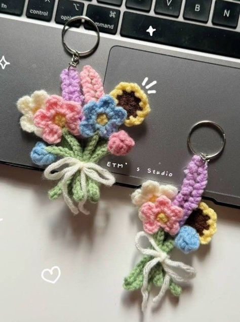 Crochet Bobby Pins, Keychain Aesthetic Crochet, Crochet Flowers Keychain, Crochet Keychain Ideas Gifts, Tejer Aesthetic, Cute Crochet Keychain Ideas, Crochet Keychain Aesthetic, Tejido Aesthetic, Amigurumi Aesthetic