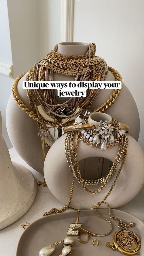 Bedroom Jewelry Display, Aesthetic Jewelry Display, Jewelry Organizer Aesthetic, Spare Bedroom Decor, Boutique Jewelry Display, Tiffany Room, Charm Bar, Jewelry Dresser, Cleaning My Room