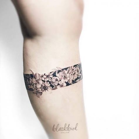 Floral calf band tattoo. Calf Band Tattoo, Thigh Band Tattoo, Leg Band Tattoos, Tatuaje Cover Up, Thigh Band, Tattoo Floral, Band Tattoos, Geniale Tattoos, Arm Band Tattoo