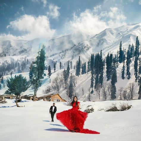 Kashmir Pre Wedding Photoshoot, Prewedding Photography Manali, Prewedding Photography Mountain, Kashmir Pre Wedding, Kashmir Pre Wedding Shoot, Kashmir Photography Ideas Couple, Kashmir Couple Photography, Prewedding Photography Indian, Preshoot Ideas