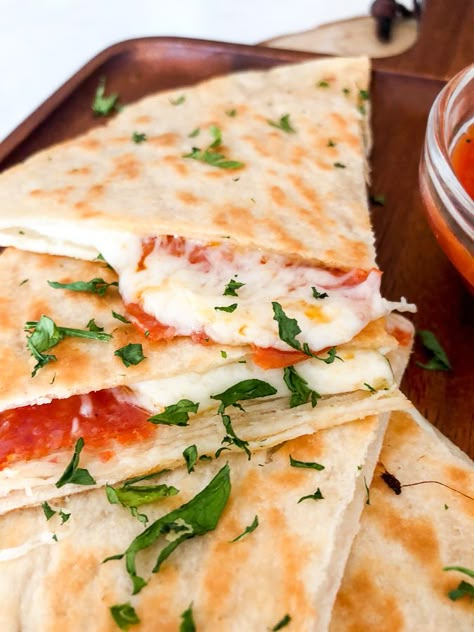 A quesadilla stuffed with cheese and pepperoni. Don’t like pepperoni pizza? Make a pineapple and ham pizza, veggie pizza, or meat lovers quesadilla Low Calorie Quesadilla Recipes, Low Calorie Quesadilla, Quesadilla Dip, Fresh Mozzarella Recipes, Healthy Quesadilla Recipe, Fresh Mozzarella Recipe, Healthy Quesadilla, Pizza Veggie, Pizza Quesadilla