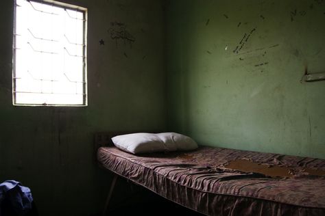 My dirty bed | Flickr - Photo Sharing! Poor Room, Ugly Bedroom, Dirty Room, Interior Minimal, Aesthetic Core, Mattress On Floor, Messy Room, Empty Room, Instagram Wallpaper