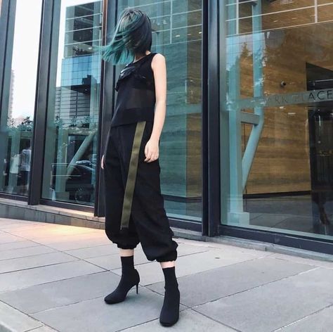 Techwear Girl Outfit, Techwear Girl, Futuristic Dress, Futuristic Outfits, Wide Leg Outfit, Chicago Outfit, Japanese Street Wear, Legs Outfit, Future Outfit