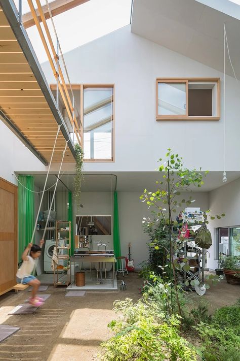 Courtyard Inside House, Tato Architects, Inside House, Internal Courtyard, Wooden Wardrobe, Timber House, Courtyard House, Architect House, Interior Garden