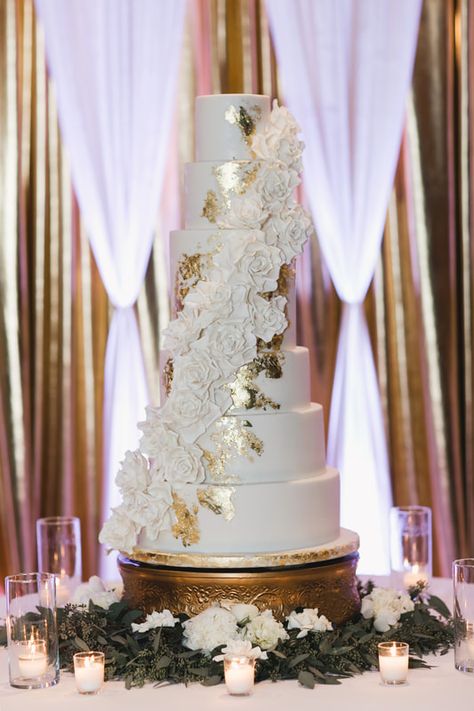 Glam Wedding Cake Ideas, Ivory And Gold Wedding Cake, White And Gold Wedding Dress Black Woman, Champagne And White Wedding Cake, Wedding Cakes Gold, White And Gold Wedding Cakes, Gold And White Wedding Theme, Gold Wedding Cakes, White And Gold Wedding Cake Elegant