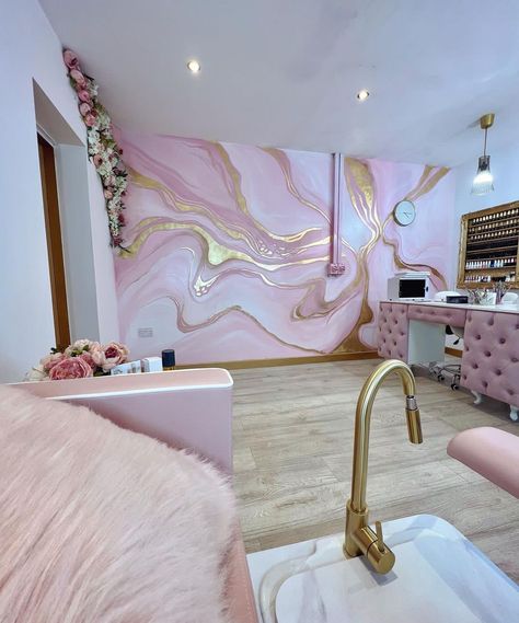 Pink And Gold Lash Room, Make Up Studio Interior Ideas, Makeup And Nail Studio Decor, Creative Salon Ideas, Cute Hair Salon Decor, Beauty Studio Decor Interior Design, Pink And Gold Salon Decor, Pink Nail Salon Decor, Nail Salon Wallpaper