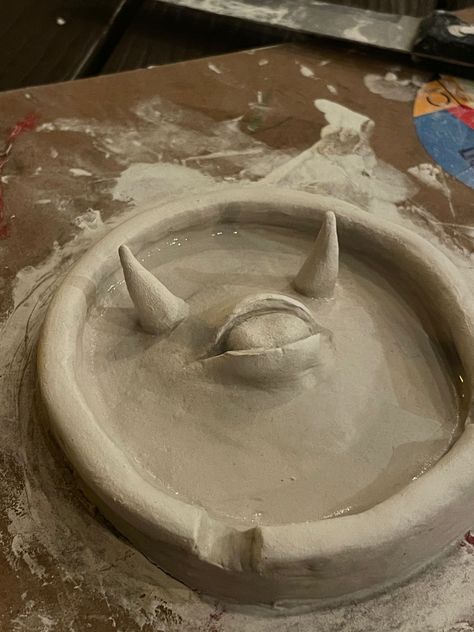 Halloween Ashtray Clay, Eye Ashtray Clay, Eyeball Ashtray, Air Clay Ashtray Ideas, Ceramic Ashtray Ideas, Ashtray Clay Ideas, Dark Ceramics, Eye Ashtray, Diy Ashtray Clay