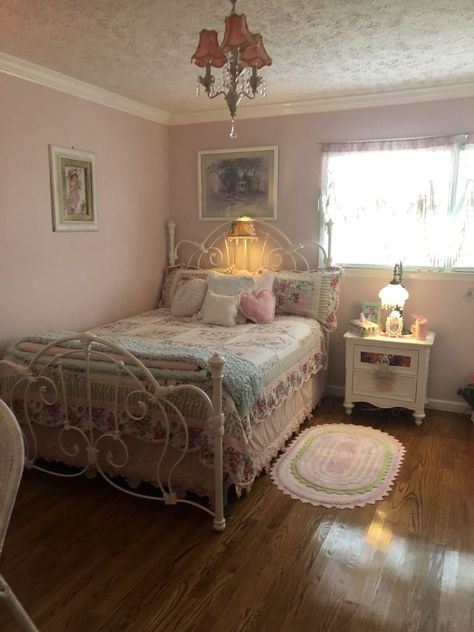 Rich Pink Bedroom, 1950s Room Aesthetic, Quilt Aesthetic Bedroom, Girly Vintage Bedroom, Coquette Room Bed, 50s Aesthetic Room, Grandma Room Aesthetic, Small Pink Room, 1940s Room