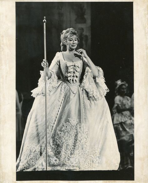 Beverly Sills as Manon 1971 Beverly Sills, Metropolitan Opera, Ny City, Opera Singers, Costume Makeup, Musical Theatre, Classical Music, Singers, Diva