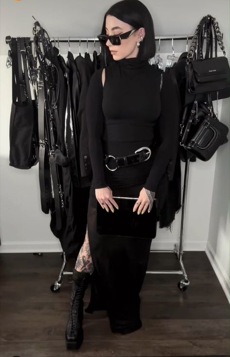 Older Goth Women, Goth Over 40, Goth Blazer Outfit, Classy Goth Aesthetic, Nugoth Outfits, Subtle Goth, Goth Corporate, Edgy Outfits For Women, Chic Goth