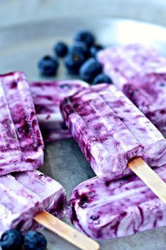 4 Ingredient Blueberry Yogurt Popsicles + a Giveaway Blueberry Yogurt Popsicles, Healthy Popsicle Recipes, Coconut Popsicles, Ice Pop Recipes, Blueberry Yogurt, Healthy Popsicles, Yogurt Popsicles, Homemade Popsicles, Ice Cream Popsicles