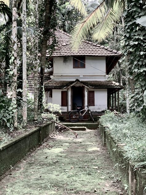 Kerala model old homes Home Kerala, Old Homes, Old Home, Model Home, Indian Home, Model Homes, Old Houses, Kerala, Arch