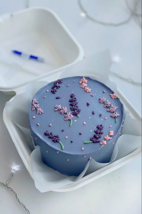 Aesthetic Fondant Cakes, Tiny Cake Decorating, Mini Cakes Decorating, Tiny Cakes Aesthetic, Simple Mini Cake Designs, Bento Cake Design Aesthetic, Lunchbox Cake Design, Cute Bento Cakes, Birthday Lunchbox Cake