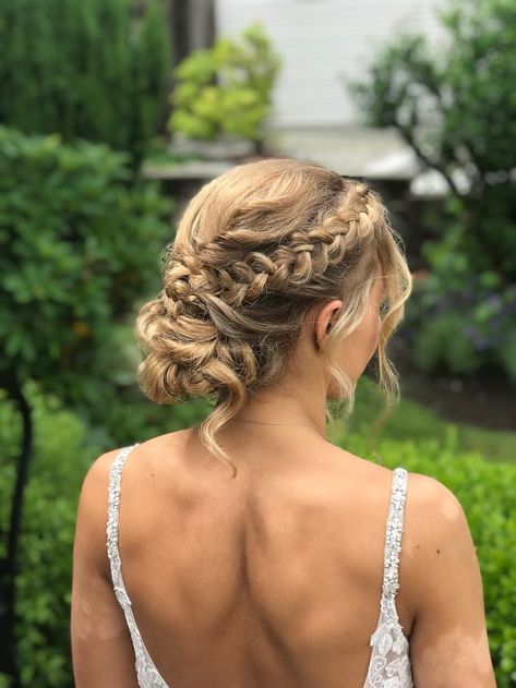 Prom Hairstyles Halter Dress, Hair Styles For Backless Dress Prom, Updos For Short Hair Prom, Prom Hairstyles Open Back Dress, Hairstyles For Dresses With Open Back, Prom Hair For Open Back Dress, Backless Dress Hairstyles, Abi Ball, Grad Hairstyles