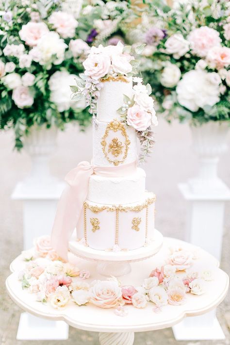 House Garden Wedding, Gold Wedding Cakes, Luxury Wedding Cake Design, Gold And White Cake, Bridgerton Wedding, Geode Cake Wedding, Metallic Wedding Cakes, Unicorn Wedding, Wedding Flower Trends