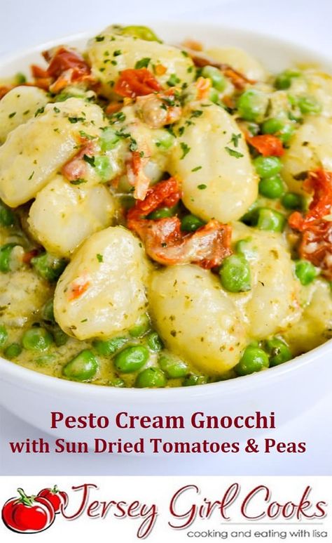 Vegetarian Gnocchi Recipes, Recipe Gnocchi, Vegetarian Gnocchi, Gnocchi With Pesto, Creamy Gnocchi, Pesto Dishes, Gnocchi Pesto, Gnocchi Recipe, Vegetarian Italian