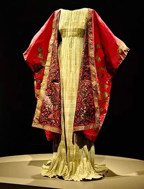 Designed by Mariano Fortuny y Madrazo ; 11 May 1871 – 3 May 1949) was a Spanish fashion designer who opened his couture house in 1906 and continued until 1946. He was the son of the painter Mariano Fortuny y Marsal. Isabelle De Borchgrave, Gaun Abad Pertengahan, Mariano Fortuny, Paper Dresses, Paper Dress, Vintage Couture, Historical Dresses, Fashion Group, Marchesa