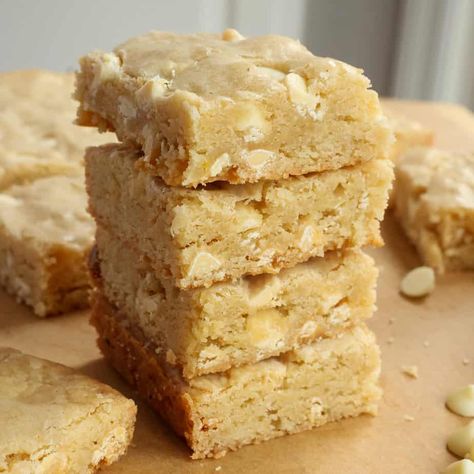 These Classic Blondies, often referred to as blond brownies, are rich, delicious vanilla brownies dotted with white chocolate. Blondies Recipe Easy, Vanilla Brownies, Best Biscuits And Gravy, Small Town Woman, Blondies Recipe, Homemade Gravy, Butterscotch Chips, Biscuits And Gravy, Brownie Bar