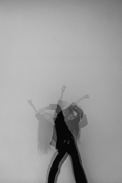 Dance Art Photography, Fear Photoshoot Ideas, Double Exposer Photography, Blurred Photoshoot, Creative Flash Photography, Edgy Photoshoot Studio, Double Exposure Photography Film, Flash Photoshoot Aesthetic, Photoshots Idea Studio