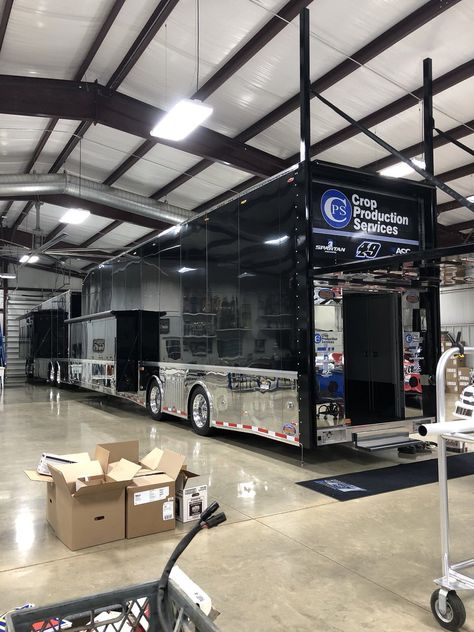 Mark Martin debuts Davenport's hauler for 2018 https://racingnews.co/2018/01/16/jonathan-davenports-new-rig-is-pretty-awesome/ #jonathandavenport Lucas Oil Late Model Dirt Series, Mark Martin, Luxury Motorhomes, Dirt Late Models, Truck Tent, Custom Trailers, Custom Pickup Trucks, Luxury Rv, Rv Truck