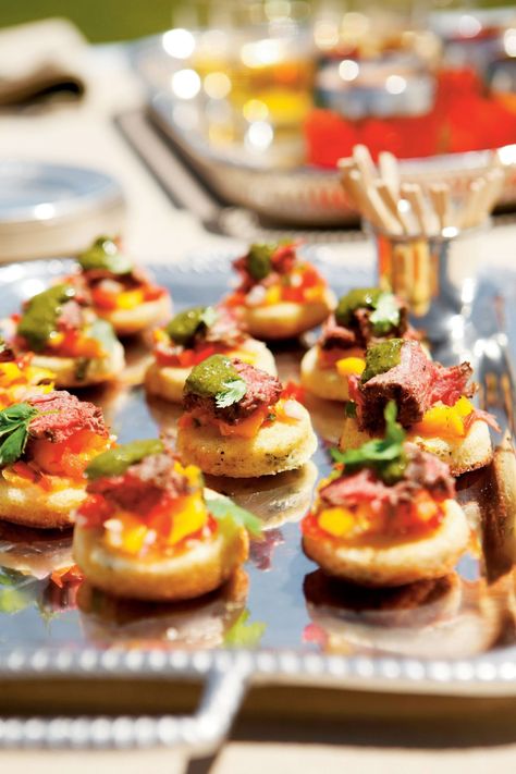 Kentucky Derby Party Recipes Beef Tenderloin Crostini, Kentucky Derby Appetizers, Tenderloin Crostini, Kentucky Derby Desserts, Holiday Finger Foods, Kentucky Derby Recipes, Kentucky Derby Food, Derby Food, Derby Recipe