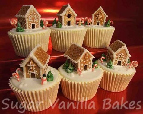 These are the cutest cupcakes I've ever seen in my life. It's a miniature version of a miniature house. Yes! Felt Desserts, House Cupcakes, Pies Dessert, Holidays Treats, Xmas Goodies, Christmas Houses, Cake Layers, Christmas Gingerbread House, Christmas Sweets