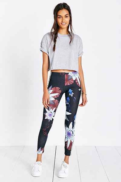 adidas Originals Lotus Print Legging Pretty Tomboy, Outfits Sport, Casual Beanie, Sport Food, Lotus Print, Urban Clothing, Adidas Outfit, Minimal Chic, Sport Chic