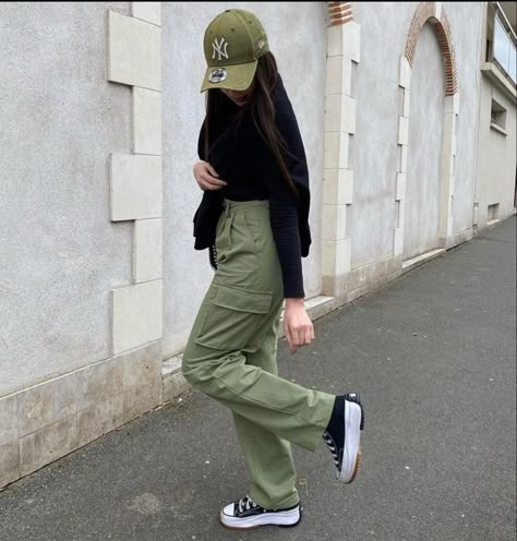 Cargo And Converse Outfit, Hiking Outfit Modest, Comfortable Outfit Ideas, August Outfits, Md Fashion, Perfect Fall Day, Casual Oufits, Cargo Pants Outfit Women, Comfortable Outfit