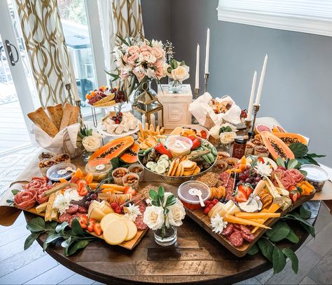 Baby shower table with charcuterie Mini Grazing Table, Charcuterie On Round Table, Round Grazing Table Ideas, Grazing Table Baby Shower Ideas, Circular Charcuterie Board, Round Charcuterie Table, Grazing Table Ideas Baby Shower Diy, Grazing Table 30 People, Round Grazing Table