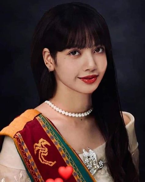 #LalisaManoban (#Lisa), Rapper/Dancer admits she's proud granddaughter of #AlingMarie, the store owner who ended political colors, on her latest IG story. "I am the proud granddaughter of Aling Marie"  #blackpink #pophaze (📸 ctto) Up Graduation Pic, Creative Shot For Graduation, Modern Filipiniana Dress, Filipiniana Dress, Queen Of, Graduation Picture Poses, Store Owner, Aesthetic Grunge Outfit, Id Photo