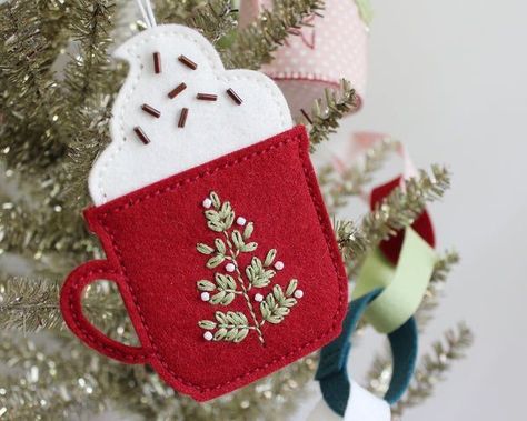 Felt Coffee Mug Ornament, Felt Hot Chocolate, Felt Embroidery Projects, Poshta Design, Homespun Christmas, Diy Felt Christmas Ornaments, Felt Ornaments Patterns, Felt Crafts Christmas, Felt Crafts Diy