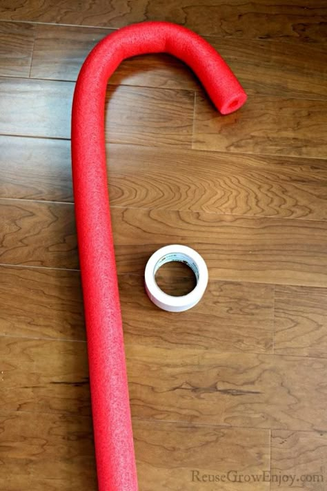 Diy Giant Candy, Decoracion Navidad Diy, Giant Candy Cane, Pool Noodle Crafts, Candy Themed Party, Candy Cane Decorations, Giant Candy, Candy Land Christmas Decorations Outdoor, Pool Noodle