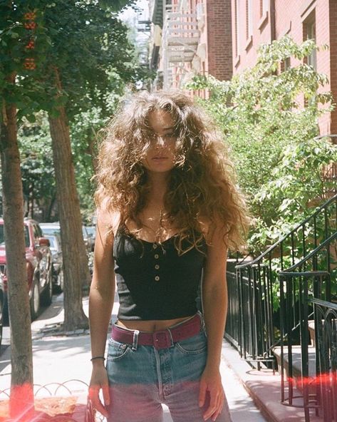 Eléonore Jeanne on Instagram: “🐔📸 @maralafontan�” Estilo Hippy, Estilo Hippie, Mode Inspo, Long Curly Hair, Long Curly, Mode Inspiration, Looks Vintage, Pretty Hairstyles, Curly Hair