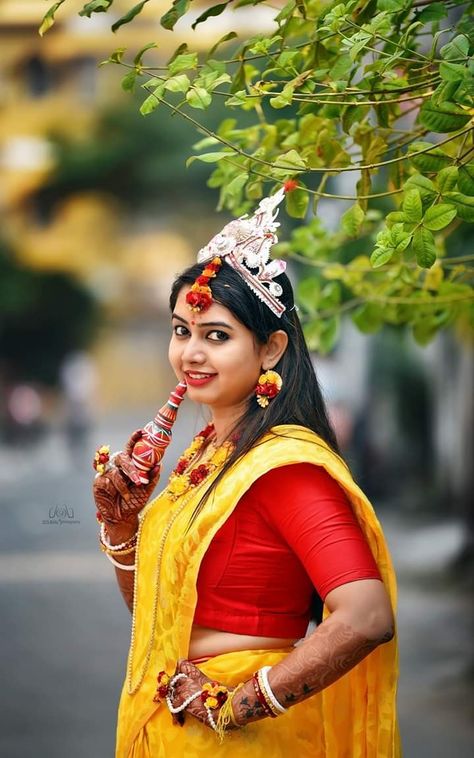 Bridal Outdoor Shoot, Bengali Bride Haldi Pose, Bengali Bride Haldi Look, Bengali Haldi Look, Bengali Wedding Photography, Haldi Look For Bride, Haldi Pose, Haldi Shoot, Haldi Poses