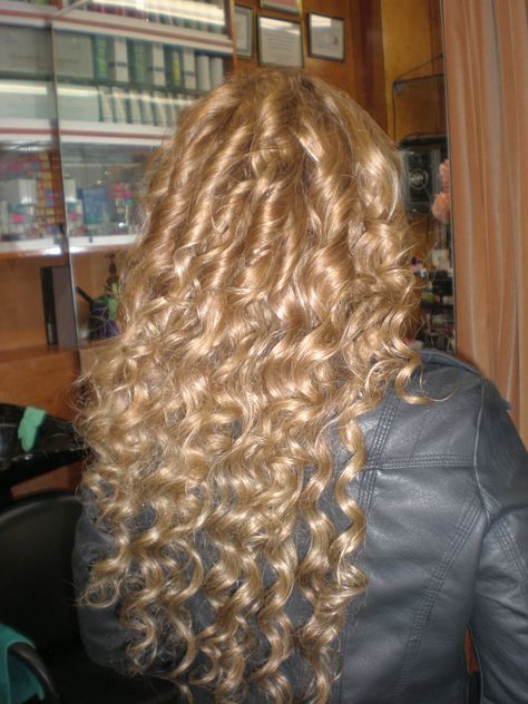 Curls!! Natural Blonde Curls, Gold Curly Hair, Blonde Curly Hairstyles, Blonde Ringlets, Princess Curls, Blonde Hair Curly, Blond Curly Hair, Long Blonde Curly Hair, Long Natural Curly Hair