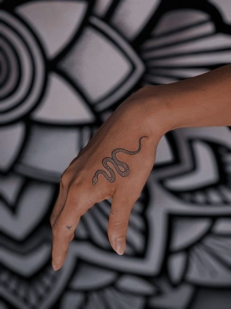 Snake Tattoos For Women Hand, Womens Finger Tattoo, Tattoo Main, Small Snake Tattoo, Health Tattoo, Finger Tats, Hand Tattoos For Women, Small Hand Tattoos, Aesthetic Tattoo