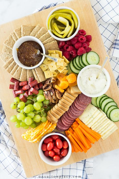 See how to put together a simple charcuterie board for your next party or family gathering. Includes ideas for presentation and food items. #charcuterie #chartuerieboard #charcuterieboardideas Simple Fruit And Cheese Board, Simple Fruit Charcuterie Board, Ideas For Presentation, Simple Charcuterie Board, Simple Charcuterie, Charcuterie Picnic, Breakfast Boards, Charcuterie Display, Food Boards