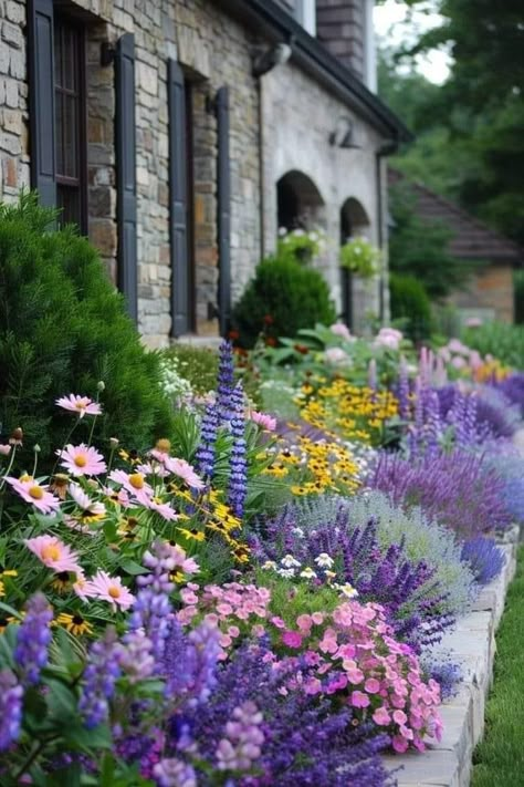 Planting Arrangements Outdoor, Planting Beds Ideas Front Yards, Hill Flower Bed Ideas, English Style Backyard, Blue Cottage Garden, English Garden Landscaping Front Yards, Plants In Front Of House, Driveway Flower Bed Ideas, Garden Bed Flowers