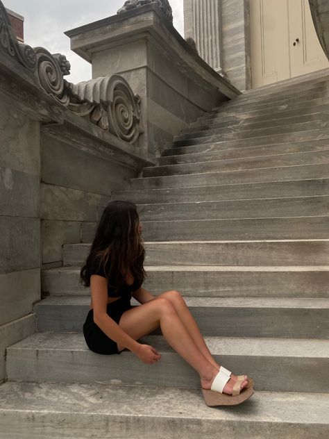 Pics On Stairs Ideas, Full Body Instagram Pose, Ideal Poses Picture Ideas, Picture Ideas On Stairs, Walking Up Stairs Aesthetic, Sitting On The Stairs Pose, Standing Pose Reference Instagram, Sitting Insta Poses, Photo Pose On Stairs