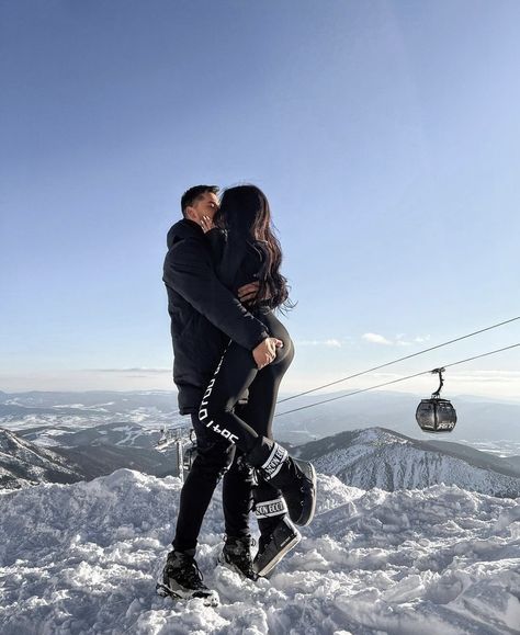 Mode Au Ski, Rich Couple, Luxury Couple, Shotting Photo, Couples Vibe, Cute Relationship Photos, Cute Couples Photos, Relationship Goals Pictures, Ski Trip