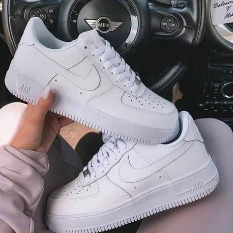 Nike Shoes Outfits For Women, Yeezy Streetwear, Tenis Air Force, White Blazers, Sneakers Outfit Summer, Supreme Hoodie, Urban Shoes, Nike Fashion Shoes, White Tennis Shoes