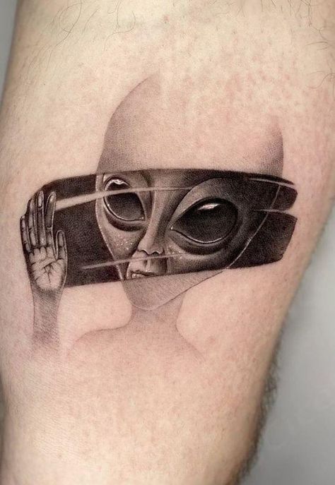 Watch Your Back Tattoo, 2024 Tattoo Ideas, Moving Tattoo Ideas, Creative Tattoo Ideas For Men, Tattoo Ideas Big, Stile Pin Up, Black And Gray Tattoo, Ufo Tattoo, Surreal Tattoo