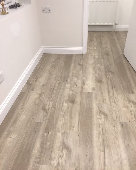 Amtico sun bleached oak Amtico Flooring Kitchen, Amtico Spacia, Best Flooring For Kitchen, Amtico Flooring, Karndean Flooring, Grey Wood Floors, Oak Laminate Flooring, Hallway Flooring, Oak Wood Floors